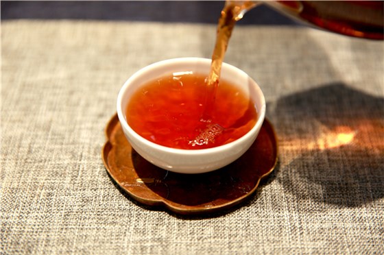 其实按茶汤颜色分类茶的品种，也是可行，但并不完全精准。