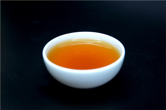但对于大多数普通茶友来说，最直观辨别普洱茶，红茶，绿茶的区别是：品尝茶的味道